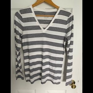 GAP black and white v- neck long sleeved top